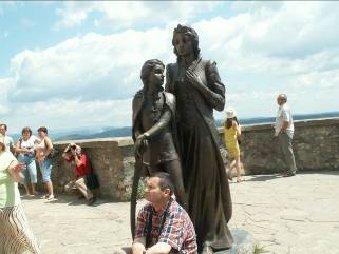 Pomnik Ilony Zrinyi z synem-Franciszkiem Rakoczym II na dziedzincu Zamku w Mukaczewie