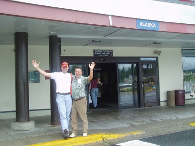 01-Konrad z lewej i Wojtek na lotnisku w Juneau-2004