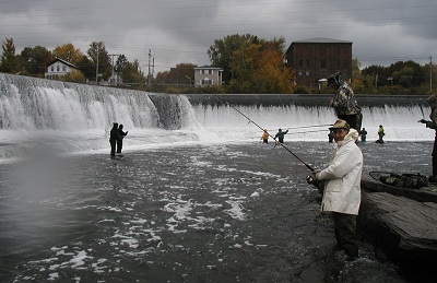 02-Autor przy kamieniu podczas wedkowania na Oswego River