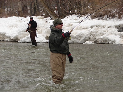 Tadeusz Mlynarski holuje pstraga na Twelve Miles Creek w Pensylwani-3-16-2008.JPG