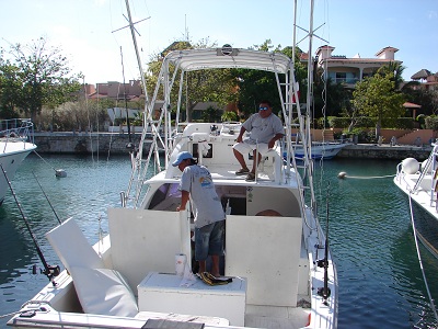 Kapitan Xawier-siedzi z pomocnikiem-Jose w porcie Puerto Aventuras