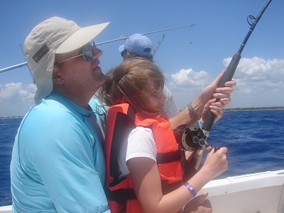 Wnuczka Karolina Kolodziej-walczy z barakuda-Morze Karaibskie-Meksyk-2011-pomaga jej tato-Konrad