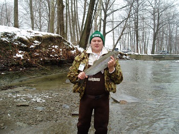 02-Leszek Kowalczyk i jego zimowy steelhead-styczen 2005