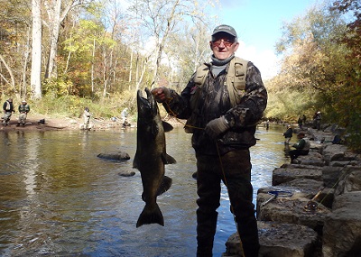 Autor z lososiem na Eighteen Mile Creek - NY