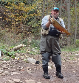 Wedkarz z brown trout