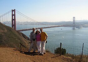 21-Ela, Stefan i Marcin w San Francisco, na tle Golden Gate Bridge