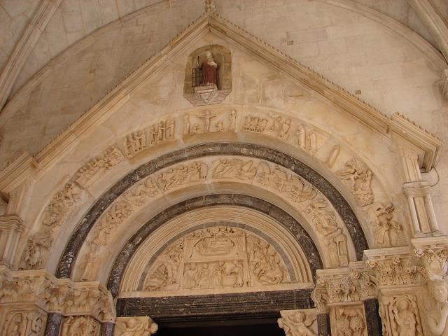 73-fragment_portalu_katedry_sw_lazarza-trogir.jpg