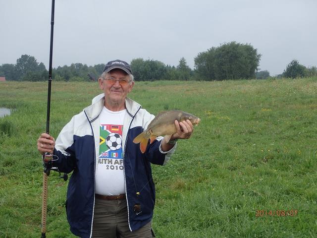 16-jozek_kolodziej_i_jego__karp_krolewski_-_wilcza_wola_-_7_sierpien_2014.jpg